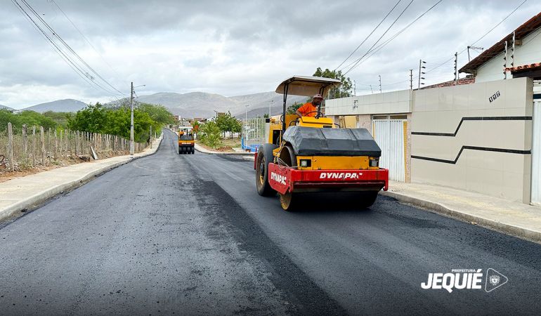Prefeitura de Jequié inicia pavimentação asfáltica da Rua C, interligando Avenida Senhor do Bonfim a BR-330